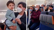 国外一名小男孩在飞机上哭闹 乘客们合唱《鲨鱼宝宝》安抚孩子