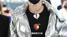 小鬼王琳凯穿银色亮面羽绒服，时髦帅气，脖子上的项链吸睛十足