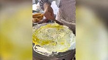 大妈做煎饼果子十来年，手法太生疏笑翻网友：绝对是便衣警察！