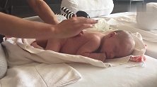 新生儿宝宝抚触按摩视频，宝宝全程安静的享受一声不吭！