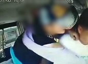 河南一女乘客拉扯公交方向盘拳打脚踢司机 已被刑拘