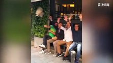 维埃里街头模仿走秀恶搞米兰时装周 搔首弄姿辣眼睛