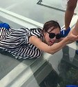 小姐姐去玻璃桥玩，不料竟然被吓成了这样子看得我都害怕！