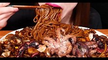 一大份辣炒小章鱼炸酱面，看起来就感觉超级好吃，小姐姐吃欢了