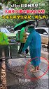 大雨中交警光脚站在水中 为学生搭起椅子桥