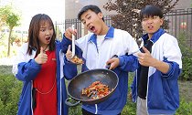 趣味挑战3：学渣做爆辣西瓜皮请学霸吃，不料竟是为了赚钱，真逗