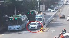 小车红灯路口阻挡救护车75秒被疯狂鸣笛仍不让行 交警上门处罚