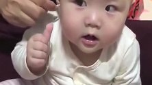 奶奶给小宝宝掏耳朵，这孩子简直是移动的表情包啊！