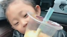 何一诺喝豆花的样子太可爱了，还不忘给爸爸喝，真贴心！