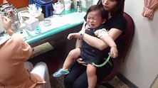 小宝宝打疫苗，这反应太夸张了，简直可以用鬼哭狼嚎来形容