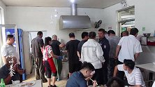 山东大饼卷全猪，15元一个，每天煮两大锅猪下水，顾客围着买！