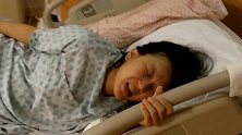 产房内正在被产前阵痛折磨的孕妈妈，痛苦的表情令人动容！