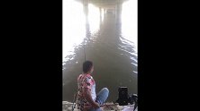 萌狮大赏 桥底下钓个鱼，差点让它给跑了！