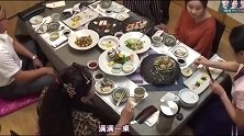 咸素媛请公婆吃韩国料理，婆婆一身豹纹，边吃边说韩语