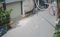 越南：一金属顶棚掉路上，摩托车手擦身而过险被砸中
