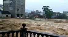 广西多地暴雨红色预警 全州县多地民房被水围困 消防出动救援