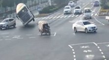 搅拌车路口失控侧翻 眼见一小车马上被砸，驾驶员神操作逃过一劫