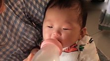 两个月的小宝宝说哭就哭，一喝到奶宝宝立马就安静了