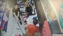 男子持刀抢劫超市反被店员酒瓶爆头 警方：正当防卫