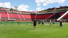 乌拉圭轻松备战淘汰赛 苏神卡瓦尼携队友玩起网上足球