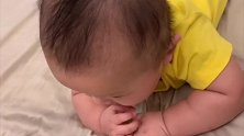 小宝宝：“耶！我终于学会翻身了！”