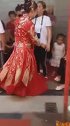 这是哪里的习俗哈，新娘入门要钻桌子，啃馒头