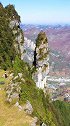 贵州大山顶上悬崖边，一群人在这里做什么？