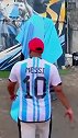 梅西雕像在印度揭幕，身穿阿根廷球衣手拿大力神杯