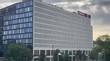 国米总部楼顶安装二十一冠巨型灯牌