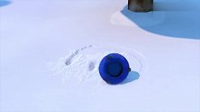 百变布鲁可又放雪假了，毅恩带小白去玩雪，银装素裹真好看