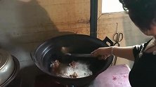 民工大锅饭：面条就着半锅肉吃，这种吃法工人们直呼过瘾！