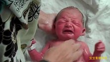新生宝宝第一次洗澡超紧张，全程不敢睁眼，小模样可爱极了