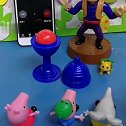 光头强表演魔术，乔治佩奇和艾米丽在周围看，乔治还帮忙了