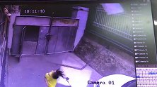 吓人！金属广告牌从天而降 西宁一女子被砸致脑震荡