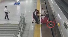 广东：女子强行冲闸把脚伸进站台阻止高铁发车：我要赶回去上班