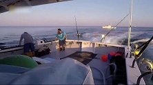 捕鱼生死斗：外行人把锚抛在划定的海域，船长打算把他们鱼线割断