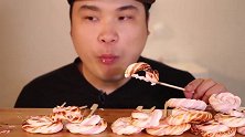 小哥吃棉花糖，蘸上巧克力酱，美味极了