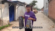 给村里俩傻大爷送新鞋，弟弟又不在家，把鞋交给他哥哥放心吗？