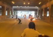 美国：数十名摩托车手高速上“表演”特技，引发撞车瞬间起火