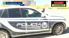 阿诺德离开皇马基地时停车为球迷签名 结果被警察拦车警告