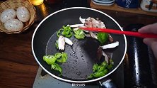 香菇怎么炒好吃又简单，简单又好吃的青椒炒香菇，超级开胃