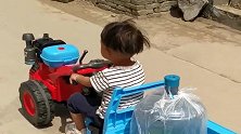 给孩子置办了一辆车，不仅能帮我拉水，在村里回头率也高！