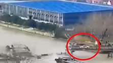 相撞瞬间！江苏一船只撞塌大桥后沉没，桥面小车紧急刹停躲过一劫