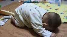 7个月的宝宝，头朝下、弓着腰、屁股一拱一拱，这是在干嘛？