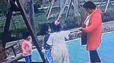 孩子捡手机欲归还被家长拦下 得知失主找手机立马抱起孩子开溜