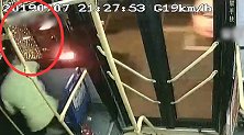 天降酒瓶砸碎青岛公交车玻璃 车内乘客吓到尖叫