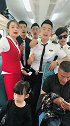 这个列车员姑娘长得真漂亮，和小哥哥配合真好，却被大叔抢镜！