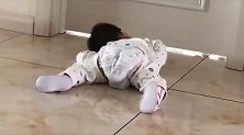 家中突然安静了，原来小宝宝学起“趴门缝”，这个场景太搞笑了！
