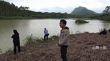 网友到小凯家乡钓鱼，甩竿甩到手发软，全场直呼真过瘾！