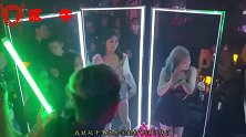 这是啥工作，同事都是长腿短裙大美女，总是心跳加速还咋工作呀